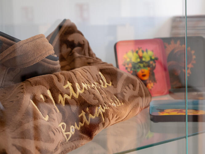 Notre boutique avec nos produits locaux ou d’ailleurs …